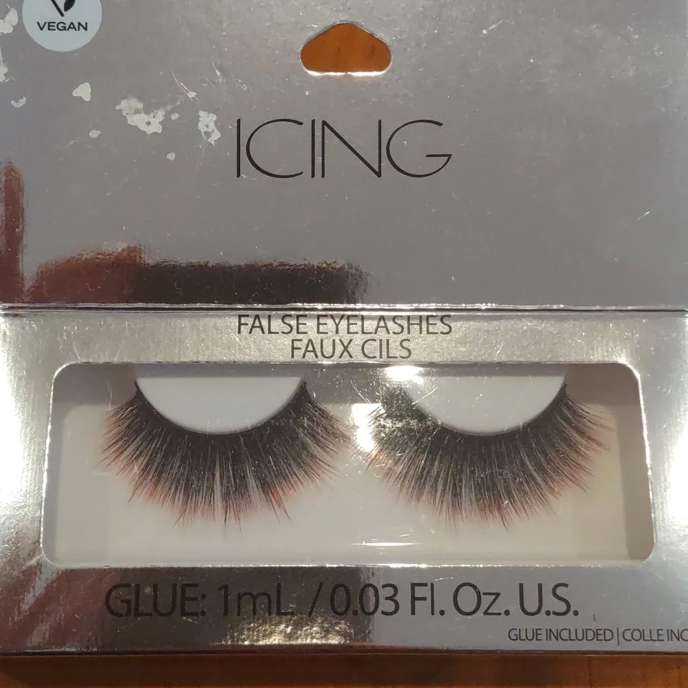 false eyelash - Picture 1 of 3
